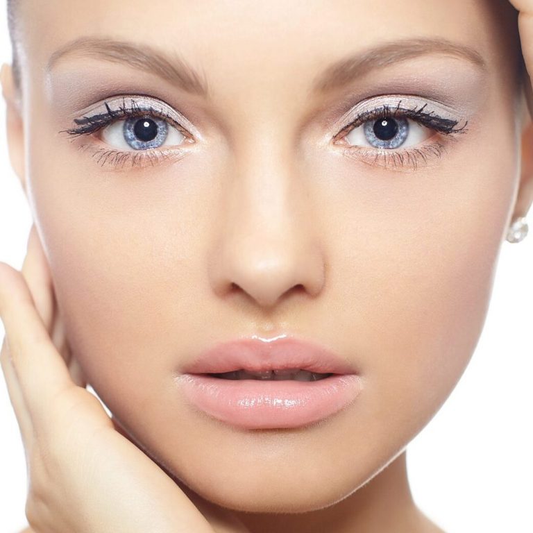 ritratto-di-una-bella-donna-nuda-femmina-modello-grandi-labbra-scaled